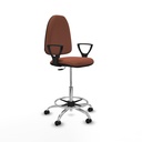 Taburete Aýna CP bali marrón brazos fijos base cromada ruedas engomadas 50mm