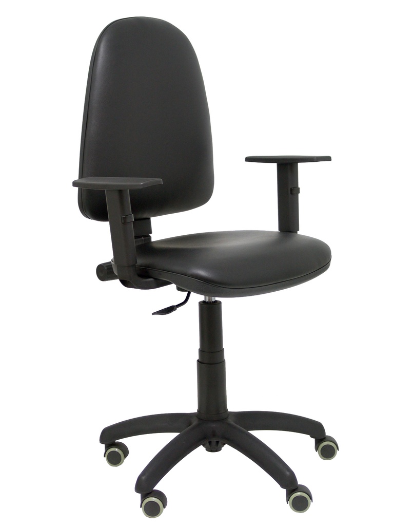 Silla Aýna similpiel negro con brazos regulables y ruedas parqué